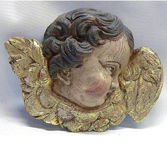 Figure religieuse d'ange polychrome doré à la feuille d'or